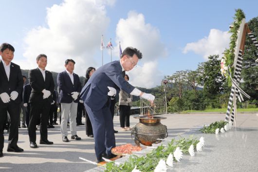 육동한 춘천시장이 15일 항일애국선열추모탑 앞에서 선열들의 희생과 헌신을 기리며 분향하고 있다.  사진|춘천시청