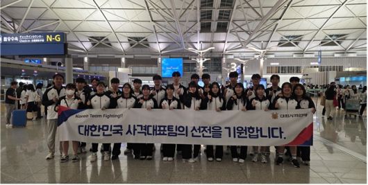 제16회 쉽켄트 아시아사격선수권대회에 참가하는 이병준, 여갑순 감독과 사격 국가대표 후보선수단. 사진 | 대한사격연맹