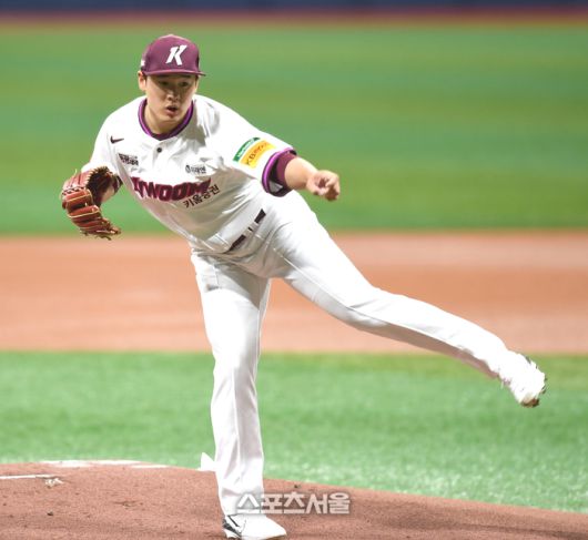 키움 정현우가 18일 서울 고척스카이돔에서 열린 2025 KBO리그 시범경기 롯데와 경기에서 역투하고 있다. 고척 | 최승섭 기자 thunder@sportsseoul.com