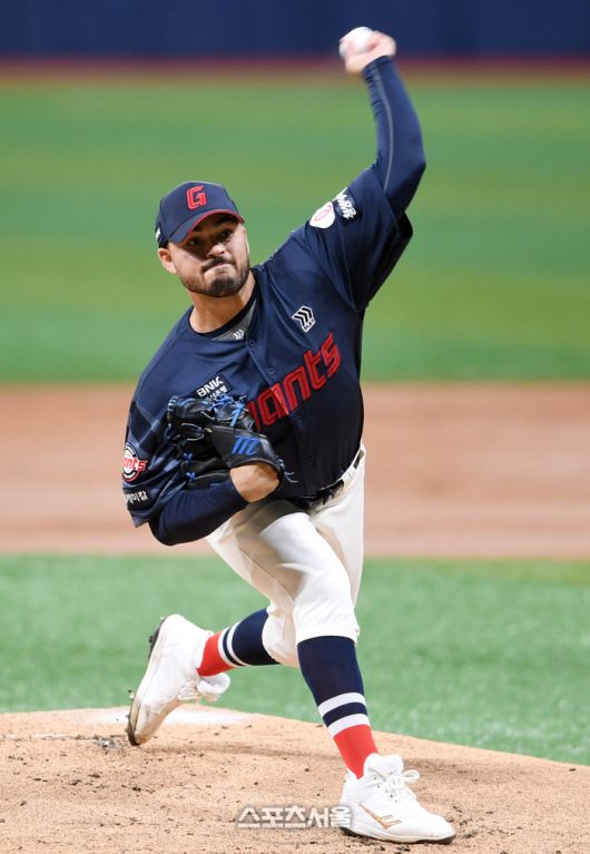 롯데 감보아가 24일 고척스카이돔에서 열린 2025 KBO리그 키움과 경기에  선발 등판해 힘차게 공을 던지고 있다. 고척 | 박진업 기자 upandup@sportsseoul.com