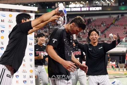 LG의 새 외국인 투수 톨허스트(가운데)가 12일 수원케이티위즈파크에서 열린 2025 KBO리그 KT와 경기에서 7이닝 무실점으로 데뷔전 선발승을 거두고 수훈 선수 인터뷰를 마친 뒤 동료들이 뿌리는 축하 물세례를 맞고 있다. 수원 | 박진업 기자 upandup@sportsseoul.com