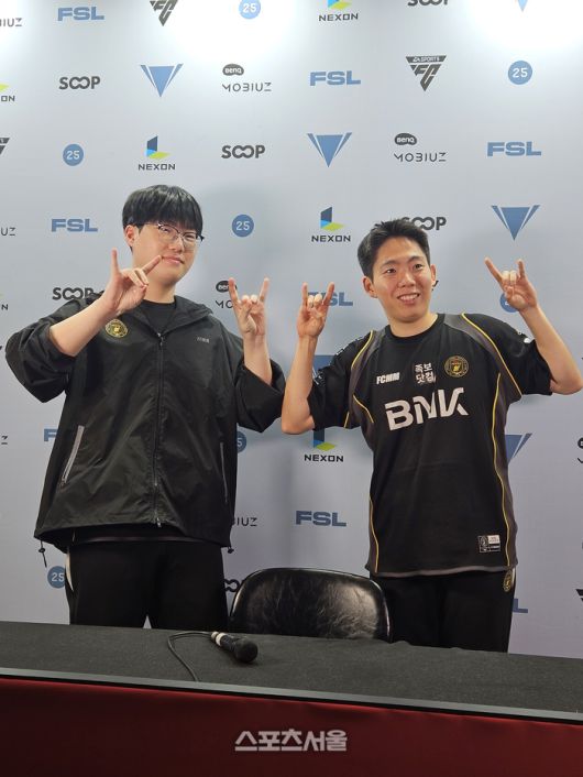 BNK 노영진(왼쪽)이 팀 동료 김병권과 함께 18일 서울 잠실DN콜로세움에서 열린 2025 FSL 서머 C조 김승환전 승리 후 포즈를 취하고 있다. 잠실 | 강윤식 기자 skywalker@sportsseoul.com