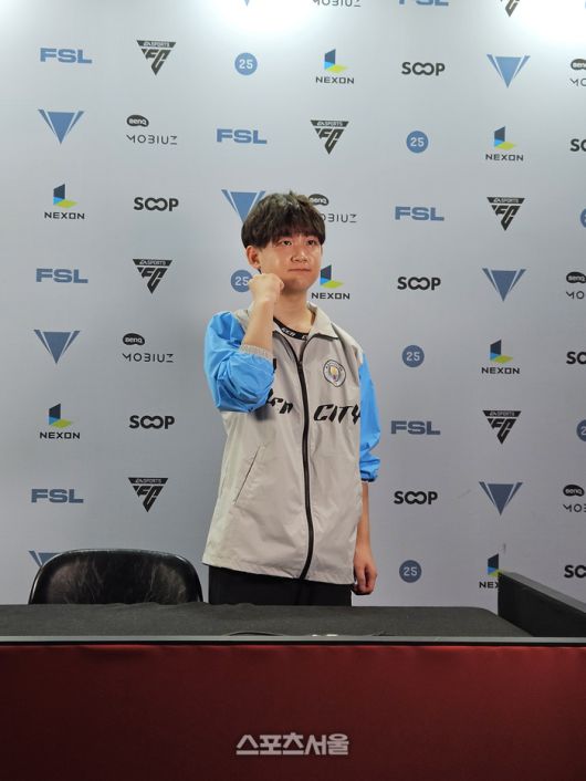 ‘원더08’ 고원재가 18일 서울 잠실DN콜로세움에서 열린 2025 FSL 서머 개막전 승리 후 취재진 인터뷰 후 포즈를 취하고 있다. 잠실 | 강윤식 기자 skywalker@sportsseoul.com