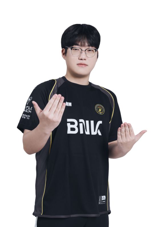 노영진은 18일 서울 잠실DN콜로세움에서 열린 2025 FC온라인 슈퍼 챔피언스 리그(FSL) 서머 C조 첫 경기서 김승환을 2-1로 꺾었다. 사진 | 넥슨