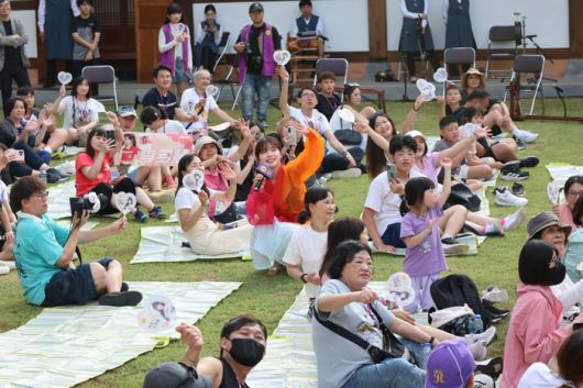 완주 대승한지마을에서 팬미팅을 즐기는 이다혜 치어리더와 참가자들. 사진 | 한국관광공사