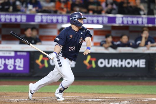 두산 김인태가 19일 대전 한화생명 볼파크에서 열린 2025 KBO리그 한화전에서 7회초 대타로 나서 땅볼 타점을 만들고 있다. 사진 | 두산 베어스