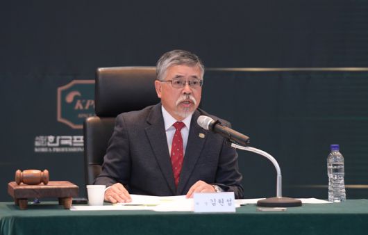 KPGA 김원섭 회장이 지난 3월 열린 정기총회에서 의사진행 발언을 하고 있다. 사진 | KPGA