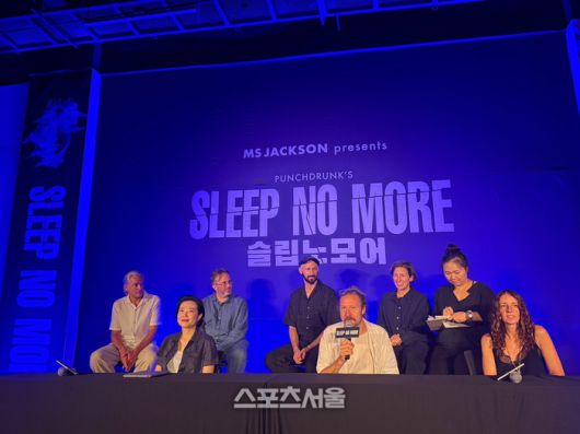 이머시브 시어터 ‘슬립 노 머어’의 펠릭스 바렛 연출(왼쪽 아래에서 두 번쨰)이 20일 기자간담회에서 작품을 소개하고 있다. 사진 | 표권향 기자 gioia@sportsseoul.com