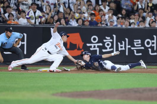 두산 정수빈이 19일 대전 한화생명 볼파크에서 열린 2025 KBO리그 한화전에서 7회초 3루타를 때린 후 3루에 들어가고 있다. 사진 | 두산 베어스