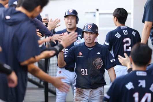 두산 정수빈이 19일 대전 한화생명 볼파크에서 열린 2025 KBO리그 한화전에서 득점에 성공한 후 동료들과 하이파이브 하고 있다. 사진 | 두산 베어스