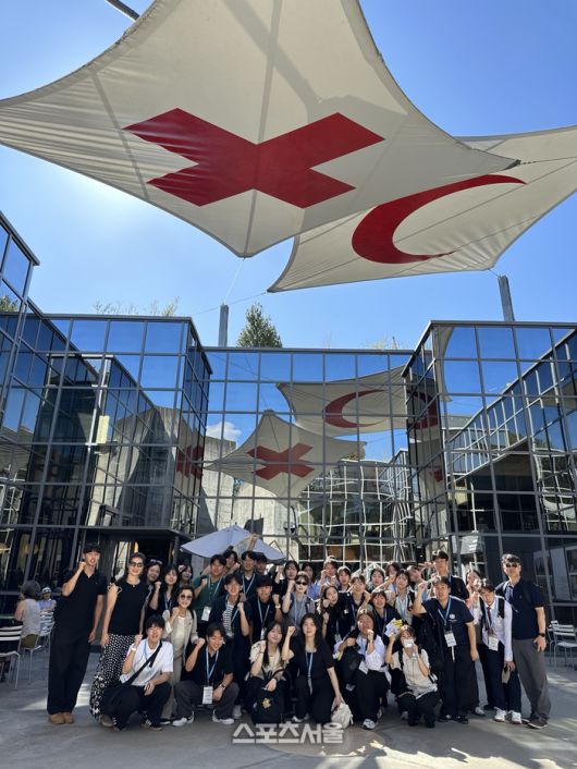 2025 강원 청소년 외교 교육프로그램 참가 청소년들이 유엔 제네바 국제적십자사박물관 (International Red Cross Museum)에서 기념촬영을 하고 있다.국제적십자사박물관은 인도주의와 국제인도법의 실제 적용을 전시와 체험을 통해 전달하는 공간이다. 전쟁과 재난 속 인권 보호의 역사를 다룬 다양한 유물과 영상은 참가자들에게 추상적인 ‘도움’의 개념을 구체적 현실로 바꾸어 주었다. 제네바협약의 의미와 실행과정을 시각적으로 전달한다. 인간 존엄성과 중립성이라는 핵심가치에 대한 깊은 성찰의 기회를 제공했다는 점에서 교육적 효과가 높았다. 사진|유스나우(YOUTHNOW)