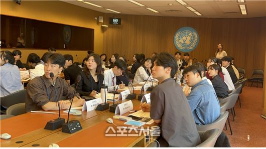 2025 강원 청소년 외교 교육프로그램 참가 청소년들이 유엔 제네바 본부 회의실에서 Ms. Elodie Tranchez(국제법 교수이자 전 유엔인권고등판무관실(OHCHR) 근무)의 ‘Introduction to International Organisations’ 강연을 듣고 있다.  사진|유스나우(YOUTHNOW)