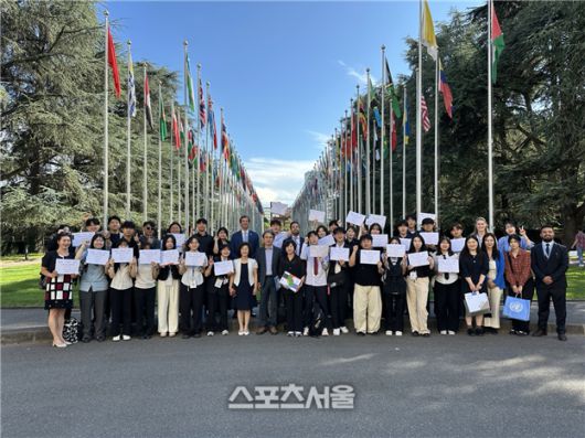 2025 강원 청소년 외교 교육프로그램 참가 청소년들이 유엔 제네바 본부앞에서 기념촬영을 하고 있다.  사진|유스나우(YOUTHNOW)