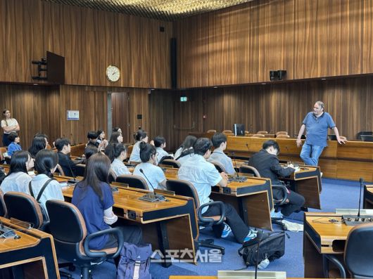 The International Labour Organisation(ILO)-Private Guided Tour_담당자 : Mr. Remo BecciILO는 유엔 산하 유일의 삼자 구조(정부-고용주-노동자)기관으로 노동권 보장을 위한 국제 기준 제정 과정을 현장에서 체험하게 했다. 참가자들은 아동노동, 출산휴가, 노동시간 관련 협약의 제정 및 적용 절차에 대해 실질적으로 이해하게 되었다. 노동이 단순한 경제활동이 아닌 인권의 핵심이라는 인식을 갖게 되었다. 실제 회의장의 구조와 역사적 사례는 국제기구의 협상 구조와 제도 설계에 대한 통찰을 제공했다.  사진|유스나우(YOUTHNOW)