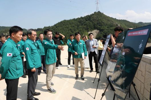 김진태 강원특별자치도지사가  김홍규 강릉시장에게 오봉저수지 현황을 질문하고 있다.  사진|강원특별자치도청