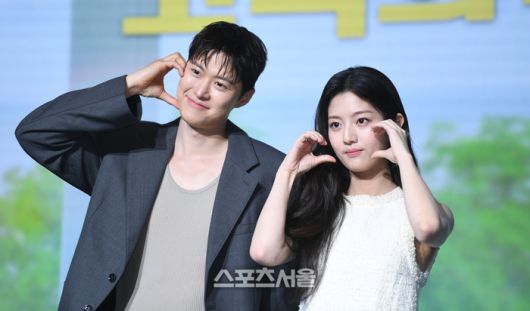 공명, 신은수가 25일 서울 마포 호텔 나루 서울 엠갤러리에서 진행된 넷플릭스 ‘고백의 역사’ 제작보고회에서 포즈를 취하고 있다.2025. 8. 25. 최승섭기자 thunder@sportsseoul.com