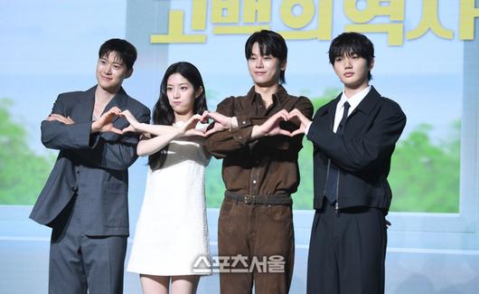 공명, 신은수, 차우민, 윤상현(왼쪽부터)이 25일 서울 마포 호텔 나루 서울 엠갤러리에서 진행된 넷플릭스 ‘고백의 역사’ 제작보고회에서 포즈를 취하고 있다.2025. 8. 25. 최승섭기자 thunder@sportsseoul.com