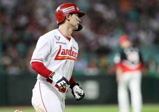 SSG 안상현이 26일 인천SSG랜더스필드에서 열린 2025 KBO리그 KIA전에서 6회말 솔로 홈런을 때린 후 베이스를 돌고 있다. 사진 | SSG 랜더스