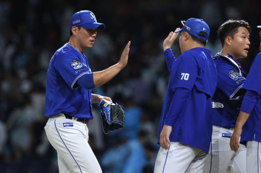 삼성 김재윤(왼쪽)이 19일 창원NC파크에서 열린 2025 KBO리그 정규시즌 NC전 승리 후 박진만 감독과 하이파이브를 하고 있다. 사진 | 삼성 라이온즈