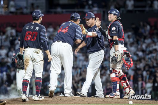롯데 선수들이 24일 창원NC파크에서 열린 2025 KBO리그 NC와 경기에서 승리한 후 하이파이브를 하고 있다. 사진 | 롯데 자이언츠