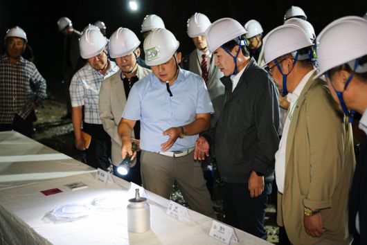 김진태 강원특별자치도지사가 26일 춘천시 사북면 신포리에 위치한 국내 유일의 형석 광산에서 채굴된 형석이 불화수소 → 실리콘 웨이퍼 →반도체 칩으로 이어지는 생산 흐름을 보고 받고 있다.  사진|강원특별자치도청