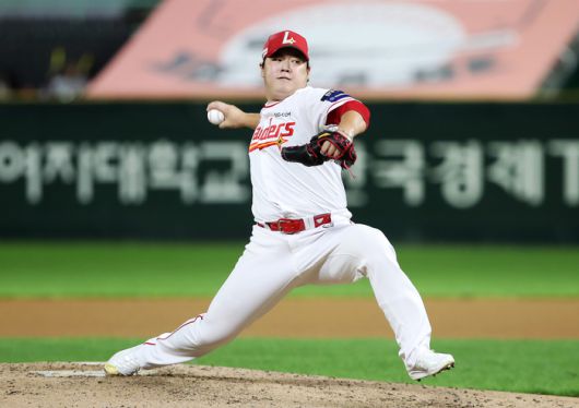 SSG 이로운이 26일 인천SSG랜더스필드에서 열린 2025 KBO리그 KIA와 경기에서 팀 세 번째 투수로 올라와 역투하고 있다. 사진 | SSG 랜더스