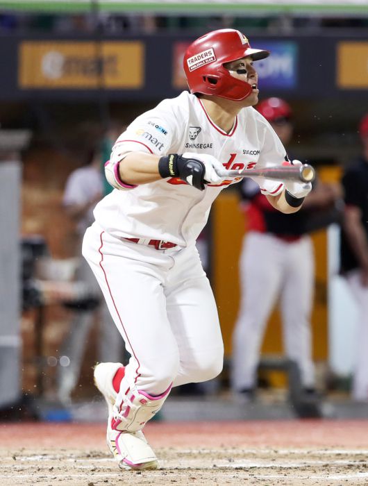 SSG 한유섬이 26일 인천SSG랜더스필드에서 열린 2025 KBO리그 KIA와 경기에서 솔로 홈런을 날리고 있다. 사진 | SSG 랜더스