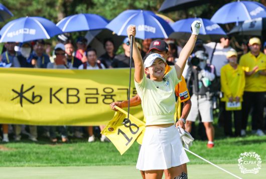 유현조가 지난해 9월8일 블랙스톤 이천에서 열린 KLPGA투어 KB금융 스타챔피언십에서 우승한 뒤 환호하고 있다. 사진 | KLPGA