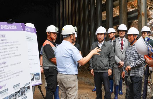김진태 강원특별자치도지사가 26일 춘천시 사북면 신포리에 위치한 국내 유일의 형석 광산에서 현황을 보고 받고 있다.  사진|강원특별자치도청