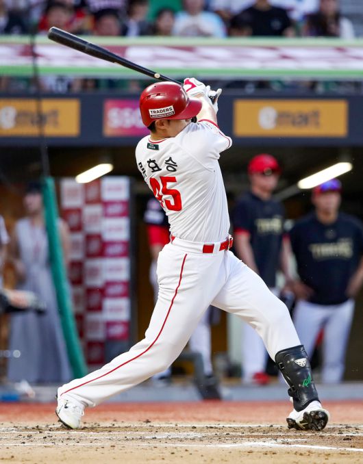 SSG 류효승이 26일 인천SSG랜더스필드에서 열린 2025 KBO리그 KIA와 경기에서 홈런을 때리고 있다. 사진 | SSG 랜더스