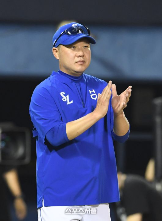 삼성 박진만 감독이 3일 서울 잠실구장에서 열린 2025 KBO리그 두산과 경기에서 6-4로 역전승을 거둔 뒤 선수들에게 박수를 보내고 있다. 잠실 | 박진업 기자 upandup@sportsseoul.com