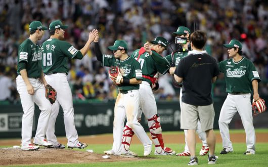 SSG 선수들이 16일 인천SSG랜더스필드에서 열린 2025 KBO리그 LG전에서 10-7로 승리한 뒤 하이파이브를 하고 있다. 사진 | SSG 랜더