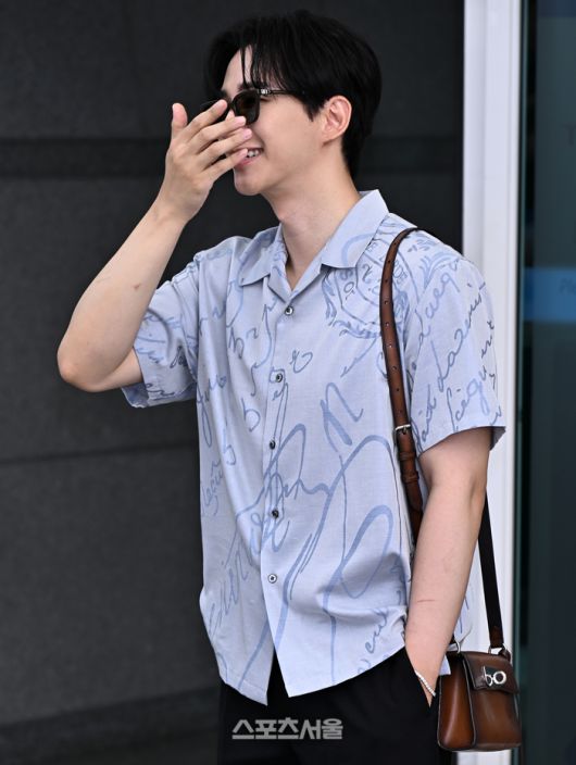 공항에 마중나온 팬들의 환호성에 이준호가 쑥스러운 미소를 짓고 있다.  이주상기자 rainbow@sportsseoul.com