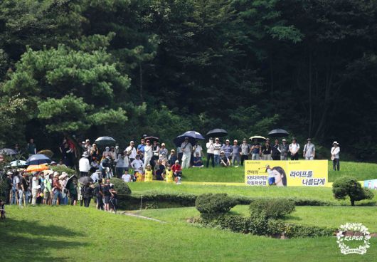 지난해 열린 KB금융 스타챔피언십에 많은 갤러리가 선수들의 샷을 감상하고 있다. 사진 | KLPGA