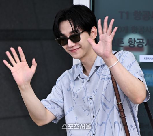 이준호가 팬들에게 고개 숙여 인사하며 출국장으로  향하고 있다.  이주상기자 rainbow@sportsseoul.com