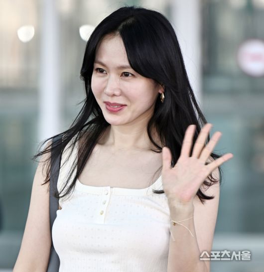 27일 오전 손예진이 베니스 영화제 참석차 인천공항을 통해 출국했다. 출국에 앞서 마중나온 팬들을 향해 손을 흔들며 인사하고 있다.  rainbow@sportsseoul.com