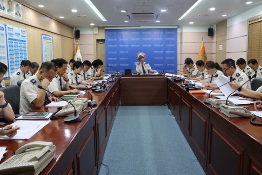 김승룡 강원특별자치도 소방본부장이 27일  가을철 소방안전대책 추진을 위한 확대간부회의를 주재하고 있다.  사진|강원특별자치도 소방본부