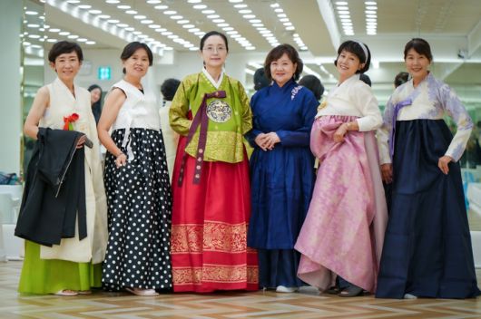 ‘FC 더조이플러스’ 축구단원들이 한복 패션쇼를 준비하고 있다(맨 우측이 이주연 단장). 사진 | FC 더조이플러스