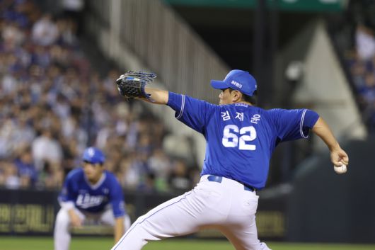 삼성 김재윤이 26일 서울 잠실구장에서 열린 2025 KBO리그 두산전에 등판해 역투하고 있다. 사진 | 삼성 라이온즈