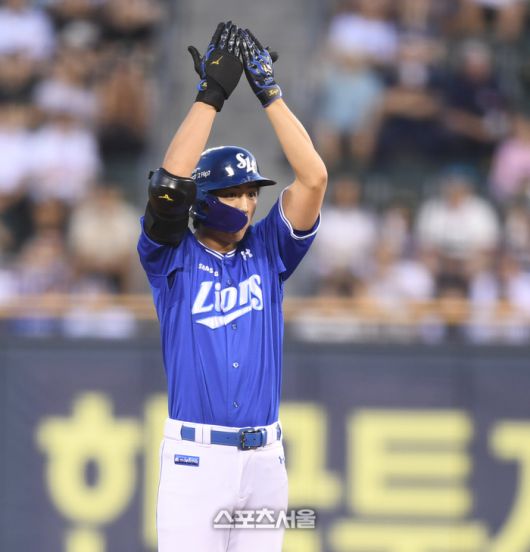 삼성 구자욱이 26일 서울 잠실구장에서 열린 2025 KBO리그 두산과 경기 3회초 2사1루 1타점 2루타를 친 후 세리머니를 하고  있다. 잠실 | 최승섭 기자 thunder@sportsseoul.com