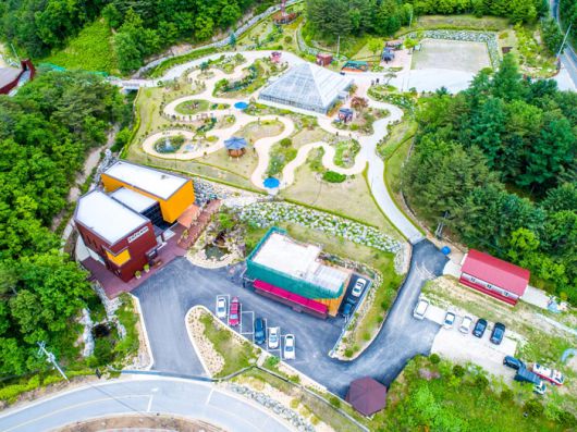 양구수목원- DMZ야생동물생태관, DMZ야생화분재원, 목재문화체험관 등 다양한 체험과 1,000여종의 나무와 식물을 한곳에서 감상할 수 있는 곳.  사진|양구군청