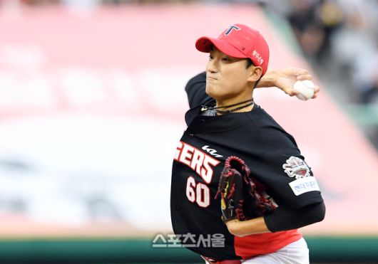 KIA 김도현이 27일 인천 SSG랜더스필드에서 열린 2025 KBO리그 SSG와 경기에 선발 등판해 힘차게 공을 던지고 있다. 문학 | 박진업 기자 upandup@sportsseoul.com