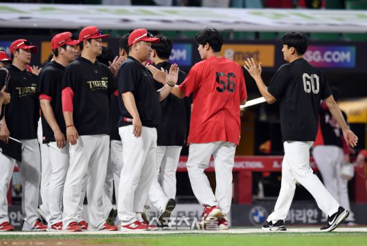 KIA 이범호 감독(가운데)이 27일 인천 SSG랜더스필드에서 열린 2025 KBO리그 SSG와의 경기에서 연장 승부 끝에 4-2로 승리하며 6연패에서 탈출한 뒤 선수들과 하이파이브를 나누고 있다. 문학 | 박진업 기자 upandup@sportsseoul.com