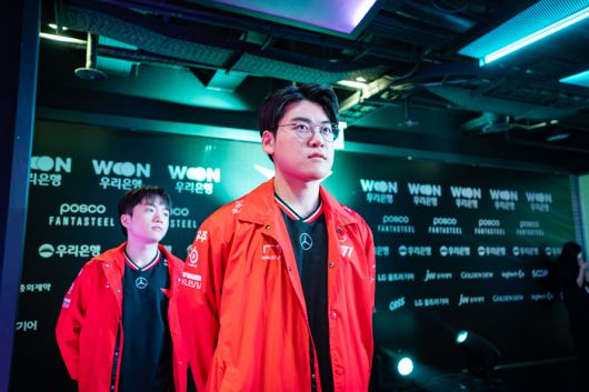 T1 ‘구마유시’ 이민형이 15일 서울 종로구 롤 파크에서 열린 2025 LCK 정규시즌 OK저축은행전 입장을 준비 중이다. 사진 | 라이엇 게임즈