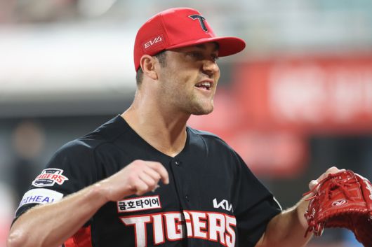 네일이 투구를 마친 뒤 선수단과 함께 웃고 있다. 사진 | KIA 타이거즈