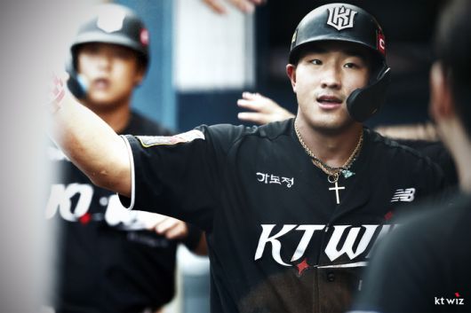 안현민이 더그아웃에서 선수단과 하이파이브를 하고 있다. 사진 | KT 위즈