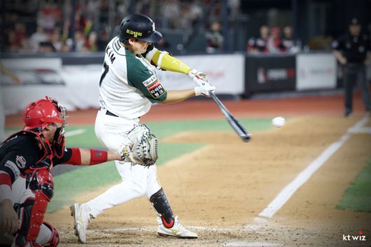 KT 김상수가 31일 수원케이티위즈파크에서 열린 2025 KBO리그 KIA와 경기에서 9회말 끝내기 2루타를 터뜨리고 있다. 사진 | KT 위즈