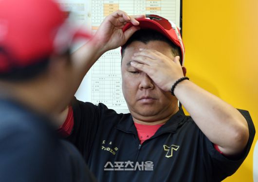 KIA 이범호 감독이 27일 인천 SSG랜더스필드에서 열린 2025 KBO리그 SSG와 경기에서 모자를 고쳐쓰고 있다. 문학 | 박진업 기자 upandup@sportsseoul.com