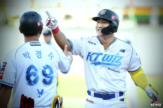 안현민이 적시타를 친 뒤 웃으며 박경수 코치와 하이파이브를 하려는 모습. 사진 | KT 위즈