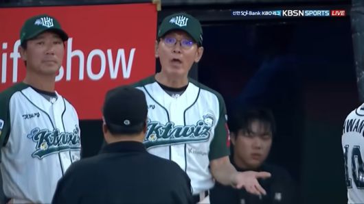 30일 수원케이티위즈파크에서 열린 2025 KBO리그 KIA와 KT의 경기에서 2회말을 마친 후 KT 이강철 감독이 심판진에 문의하고 있다. 사진 | 티빙